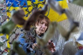 Weaving camouflage nets