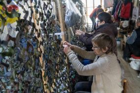 Weaving camouflage nets