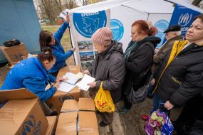 Workers of the "Proliska" humanitarian mission provide assistance to residents of Kharkiv