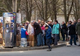 Workers of the "Proliska" humanitarian mission provide assistance to residents of Kharkiv