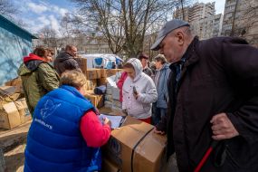 Workers of the "Proliska" humanitarian mission provide assistance to residents of Kharkiv