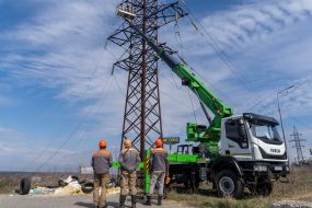 Енергетики ремонтують електромережі після ракетних обстрілів у Харкові
