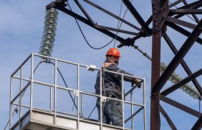 Енергетики ремонтують електромережі після ракетних обстрілів у Харкові