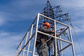 Енергетики ремонтують електромережі після ракетних обстрілів у Харкові