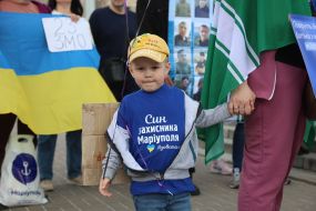 A boy in a t-shirt with the inscription "Son of the defender of Mariupol"