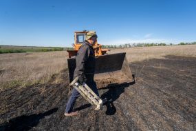 Фермери очищають поля від залишків боєприпасів під час весняно-польових робіт