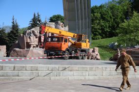 Dismantling of the monument "Pereyaslavska Rada" under the Arch of Freedom of the Ukrainian People in Kyiv