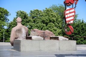Dismantling of the monument "Pereyaslavska Rada" under the Arch of Freedom of the Ukrainian People in Kyiv