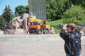 Dismantling of the monument "Pereyaslavska Rada" under the Arch of Freedom of the Ukrainian People in Kyiv