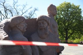 Dismantling of the monument "Pereyaslavska Rada" under the Arch of Freedom of the Ukrainian People in Kyiv