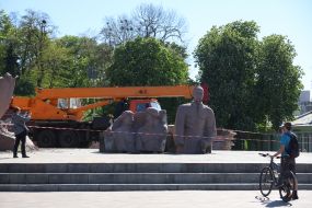 Dismantling of the monument "Pereyaslavska Rada" under the Arch of Freedom of the Ukrainian People in Kyiv