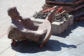 Dismantling of the monument "Pereyaslavska Rada" under the Arch of Freedom of the Ukrainian People in Kyiv