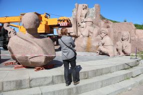 Dismantling of the monument "Pereyaslavska Rada" under the Arch of Freedom of the Ukrainian People in Kyiv