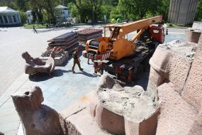Dismantling of the monument "Pereyaslavska Rada" under the Arch of Freedom of the Ukrainian People in Kyiv