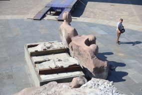 Dismantling of the monument "Pereyaslavska Rada" under the Arch of Freedom of the Ukrainian People in Kyiv