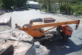 Dismantling of the monument "Pereyaslavska Rada" under the Arch of Freedom of the Ukrainian People in Kyiv