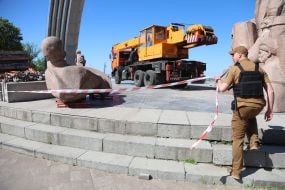 Dismantling of the monument "Pereyaslavska Rada" under the Arch of Freedom of the Ukrainian People in Kyiv