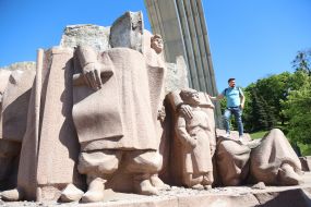 Dismantling of the monument "Pereyaslavska Rada" under the Arch of Freedom of the Ukrainian People in Kyiv