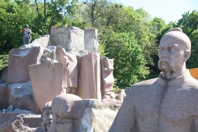 Dismantling of the monument "Pereyaslavska Rada" under the Arch of Freedom of the Ukrainian People in Kyiv