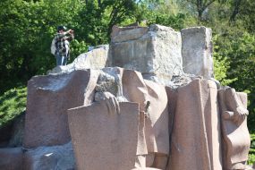 Dismantling of the monument "Pereyaslavska Rada" under the Arch of Freedom of the Ukrainian People in Kyiv