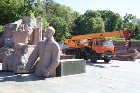 Dismantling of the monument "Pereyaslavska Rada" under the Arch of Freedom of the Ukrainian People in Kyiv