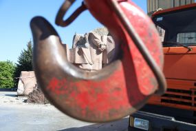 Dismantling of the monument "Pereyaslavska Rada" under the Arch of Freedom of the Ukrainian People in Kyiv