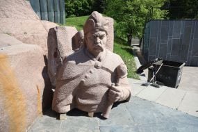Dismantling of the monument "Pereyaslavska Rada" under the Arch of Freedom of the Ukrainian People in Kyiv