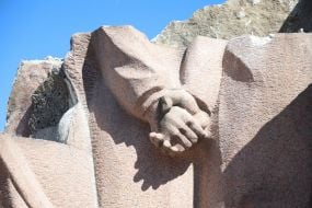 Dismantling of the monument "Pereyaslavska Rada" under the Arch of Freedom of the Ukrainian People in Kyiv