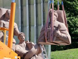 Dismantling of the monument "Pereyaslavska Rada" under the Arch of Freedom of the Ukrainian People in Kyiv