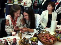 Мастерицы рассматривают работы коллег