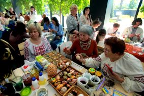 Мастерицы рассматривают работы коллег