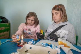 Діти розписують великодні яйця