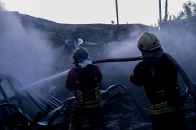 Спасатели тушат пожар, возникший из-за ракетных ударов рф