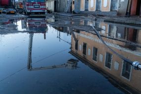 Спасатели тушат пожар, возникший из-за ракетных ударов рф