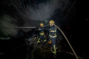 Спасатели тушат пожар, возникший из-за ракетных ударов рф