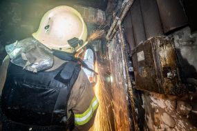 Спасатели тушат пожар, возникший из-за ракетных ударов рф