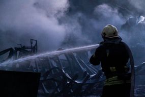 Спасатели тушат пожар, возникший из-за ракетных ударов рф