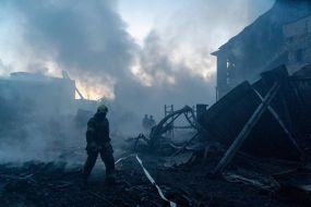 Спасатели тушат пожар, возникший из-за ракетных ударов рф