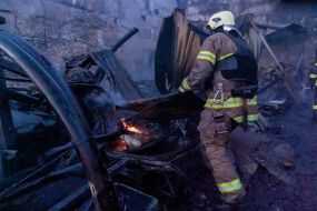 Спасатели тушат пожар, возникший из-за ракетных ударов рф