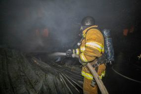 Спасатели тушат пожар, возникший из-за ракетных ударов рф