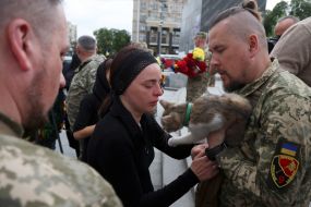 The brother-in-law of the dead Ukrainian soldier Eduard Khatmullin hands over his pussy from the front line to his relatives