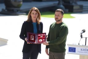 Volodymyr Zelenskyi and Robert Metsola