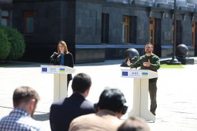 Volodymyr Zelenskyi and Robert Metsola