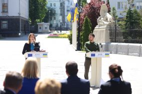 Volodymyr Zelenskyi and Robert Metsola