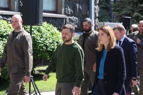 Volodymyr Zelenskyi and Robert Metsola