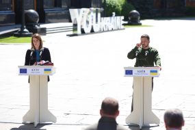 Volodymyr Zelenskyi and Robert Metsola