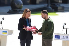 Volodymyr Zelenskyi and Robert Metsola