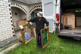 Evacuation of paintings