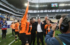 Футболісти та тренери ФК "Шахтар" радіють перемозі та чемпіонству