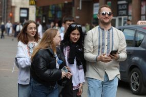 Молодые люди в вышиванках